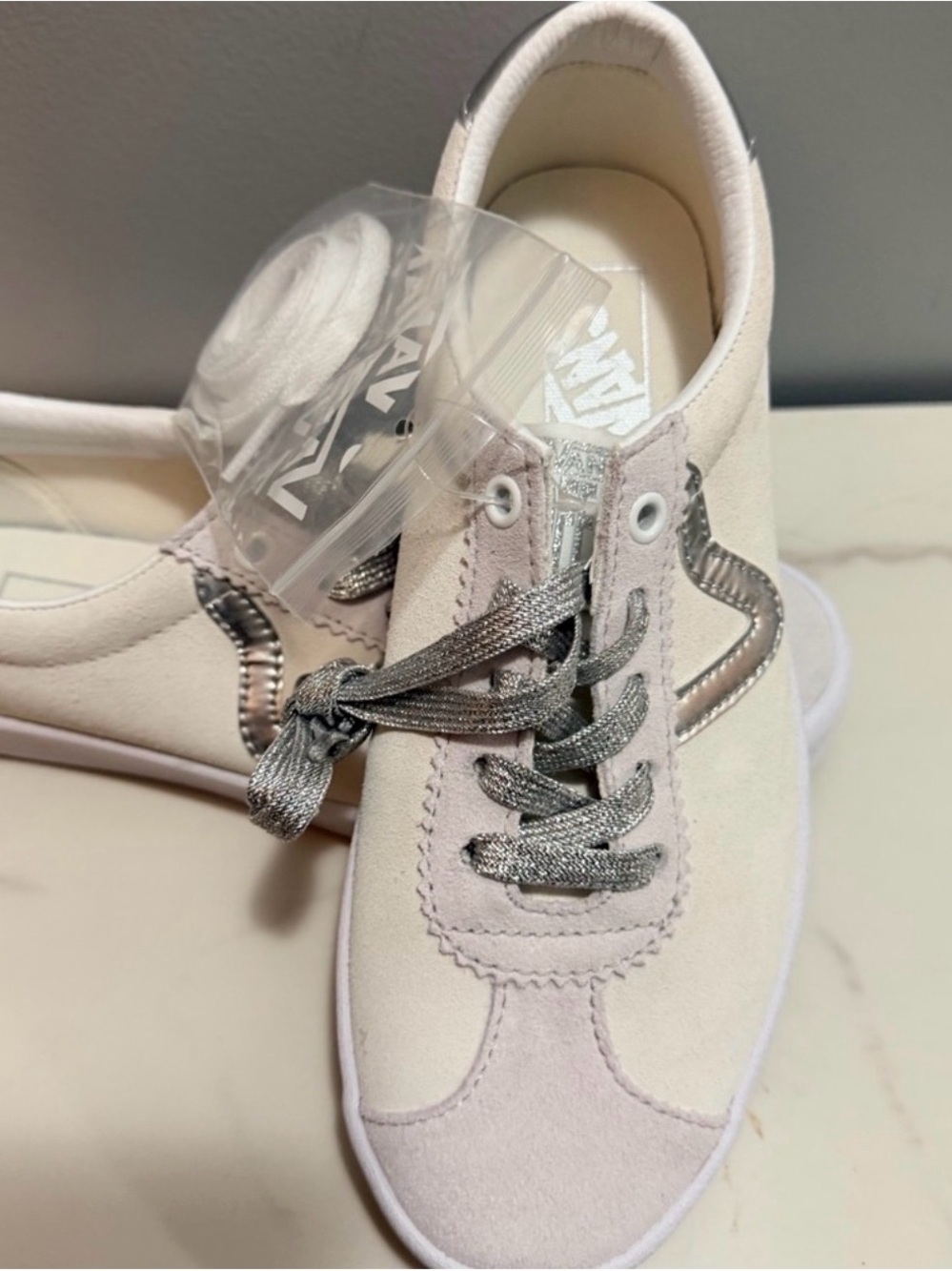 Vans 8 white and grey with two laces
